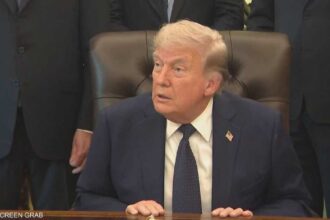 الرئيس الأميركي يجري اجتماعاً مع فريقه لمناقشة إيران والخيارات القادمة في الحرب.