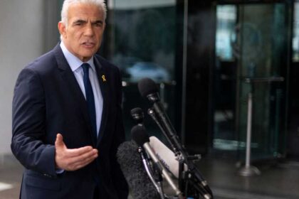 الحزب المشترك بينيت ولابيد يتبنى موقفا أمنيا مشابها لموقف نتنياهو تجاه إيران وغزة ولبنان.