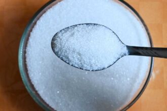 بدائل طبيعية للسكر المكرر لسد رغبة الجسم في الحلويات.