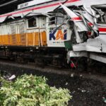 الركاب ينتظرون الإجلاء بعد اصطدام قطاري سكك حديد في إندونيسيا