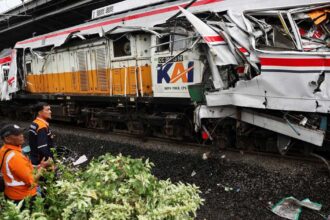 الركاب ينتظرون الإجلاء بعد اصطدام قطاري سكك حديد في إندونيسيا