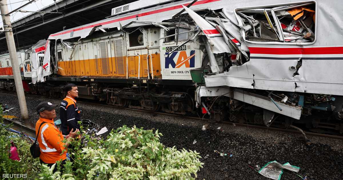 الركاب ينتظرون الإجلاء بعد اصطدام قطاري سكك حديد في إندونيسيا