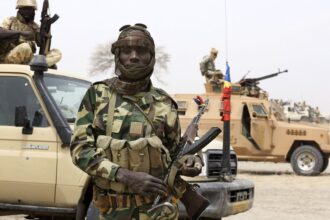 تشاد تؤكد تورط قوات الدعم السريع في مقتل جنودها وتبتعد عن الحرب السودانية.