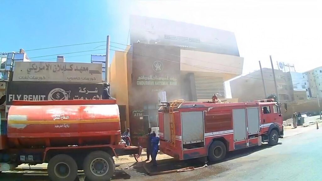 شب حريق في فرع بنك أمدرمان الوطني بشارع البلدية بحري.