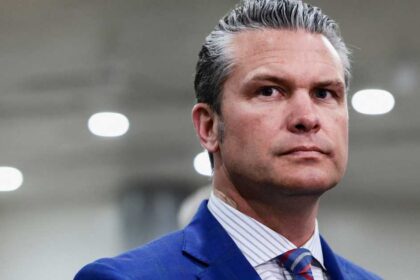 الديمقراطيون يلاحقون هيغسيث بسبب الاستثمار في "أسهم الدفاع"