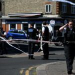 شخصان يُبلغان عن تعرضهما للطعن في حي يهودي بلندن واعتقال مشتبه به.