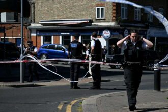 شخصان يُبلغان عن تعرضهما للطعن في حي يهودي بلندن واعتقال مشتبه به.