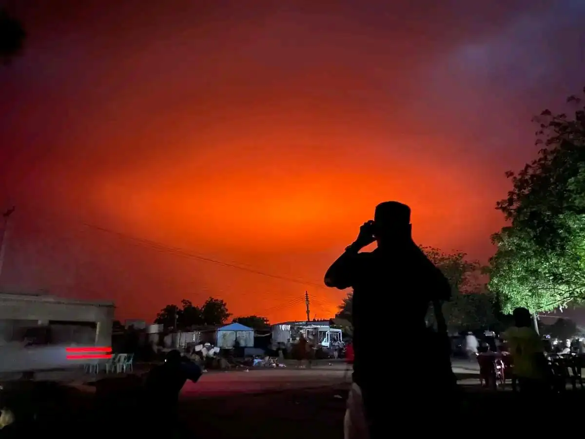 السلطات في مدينة أم روابة تكشف تفاصيل ظهور كتل حمراء في المنطقة