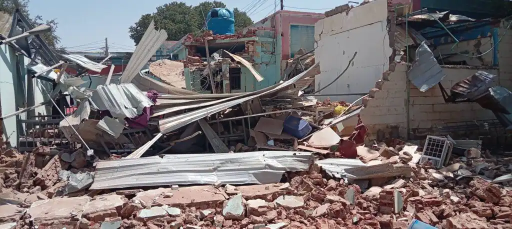 الدفاعات الأرضية والجوية تسقط مسيرات انتحارية تستهدف الأبيض.