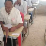 أحمد الأمين دافيس يكسر الرقم القياسي العالمي في موسوعة جينيس بالجلوس لامتحانات السودان لأكثر من 46 عامًا.