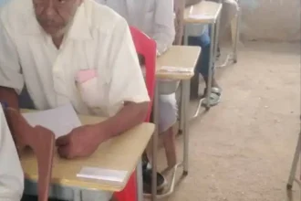 أحمد الأمين دافيس يكسر الرقم القياسي العالمي في موسوعة جينيس بالجلوس لامتحانات السودان لأكثر من 46 عامًا.