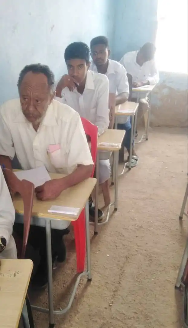 أحمد الأمين دافيس يكسر الرقم القياسي العالمي في موسوعة جينيس بالجلوس لامتحانات السودان لأكثر من 46 عامًا.