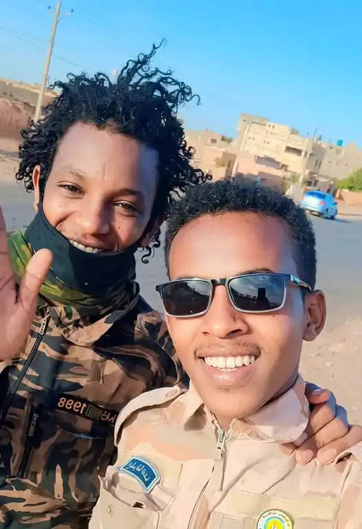 قائد قوات النور ينفي صحة فيديو يظهر جنوداً يرتدون زي الدعم السريع ويدعون انتماءهم إليه.