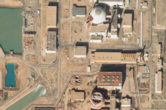 قصف عدة أهداف في إيران.. بينها موقع قرب "بوشهر" النووية