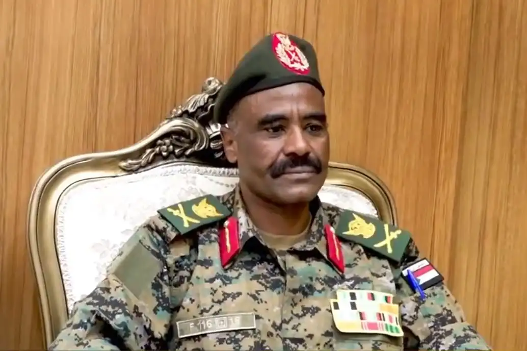 رئيس مجلس السيادة السوداني يستقبل قائد انشق عن مليشيا الدعم السريع