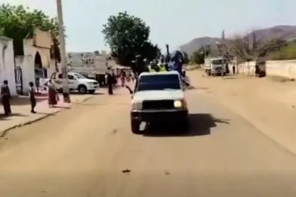 قوات الجيش السوداني تنقل طلاب الثانوية بأمان من الدلنج إلى كادوقلي رغم مخاطر الطريق.