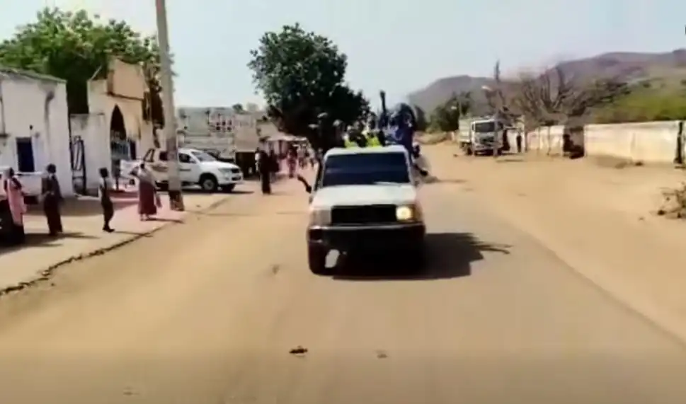 قوات الجيش السوداني تنقل طلاب الثانوية بأمان من الدلنج إلى كادوقلي رغم مخاطر الطريق.