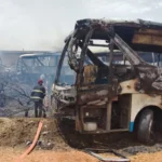 حريق يلتهم باصات سياحية في ورشة صيانة بالدامر ويُخلف خسائر كبيرة