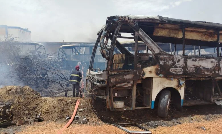 حريق يلتهم باصات سياحية في ورشة صيانة بالدامر ويُخلف خسائر كبيرة