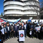 مظاهرات تركية أمام سفارة الإمارات تطالب بوقف التدخل في السودان والمنطقة.