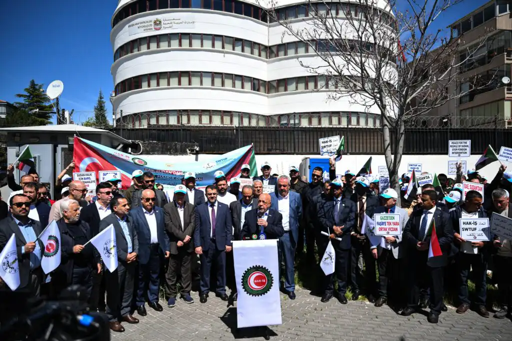 مظاهرات تركية أمام سفارة الإمارات تطالب بوقف التدخل في السودان والمنطقة.