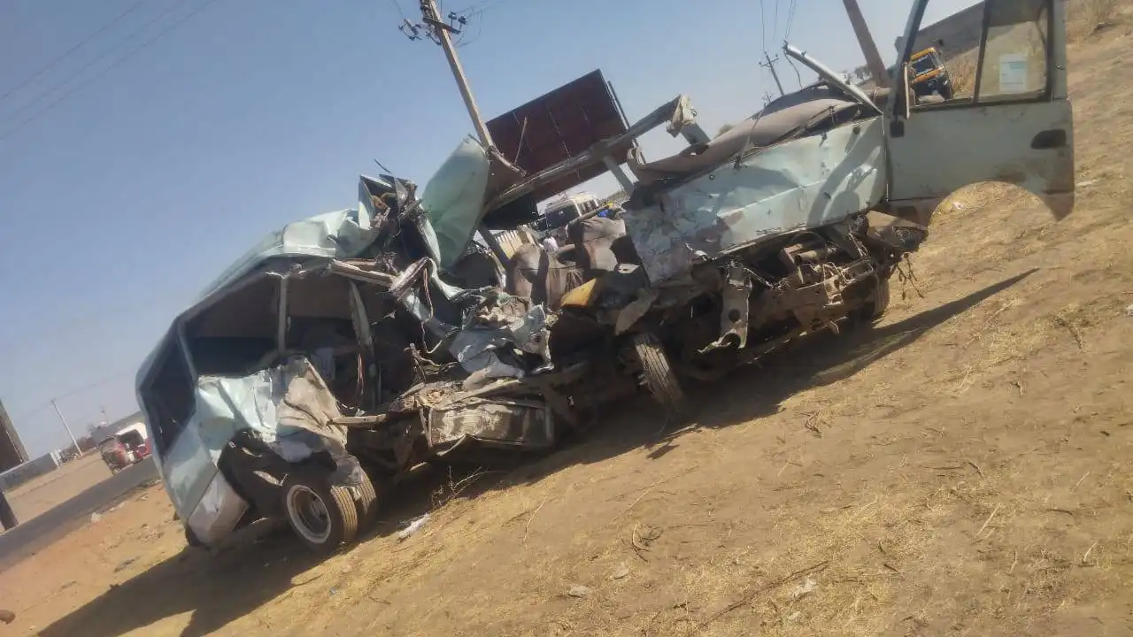 حادث مروري مروع يودي بحياة 14 شخصا ويصيب 16 آخرين على مدني- الخرطوم.