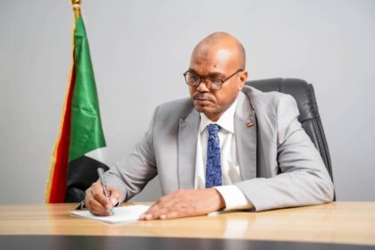 وزير التعليم والتربية يعود ويكذب خبر بقائه شهرين في القاهرة