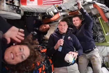 رواد "أرتيميس 2" يكشفون تفاصيل حياتهم في الفضاء