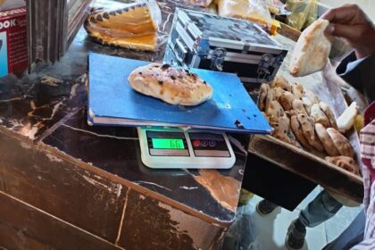 ربات البيوت يقدن حملة لمواجهة غلاء الخبز في السودان تحت شعارها “خبزي في بيتي”