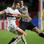 بسبب مشاكل في القلب.. نجم برازيلي شهير يعلن اعتزاله