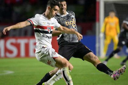 بسبب مشاكل في القلب.. نجم برازيلي شهير يعلن اعتزاله