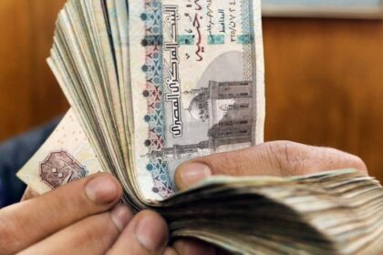 الجنيه السوداني يفاقم أزمة السودانيين في مصر وأوغندا