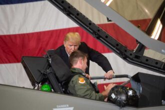 بعد إنقاذه من إيران.. ترامب يكشف الحالة الصحية للطيار