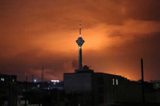 مع نهاية مهلة إيران.. ترامب يهدد بضرب محطات الطاقة والجسور