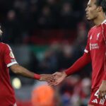 قائد ليفربول يفتح النار على زملائه.. ورحلة باريس "آخر أمل"