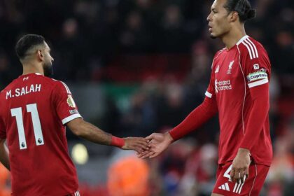 قائد ليفربول يفتح النار على زملائه.. ورحلة باريس "آخر أمل"
