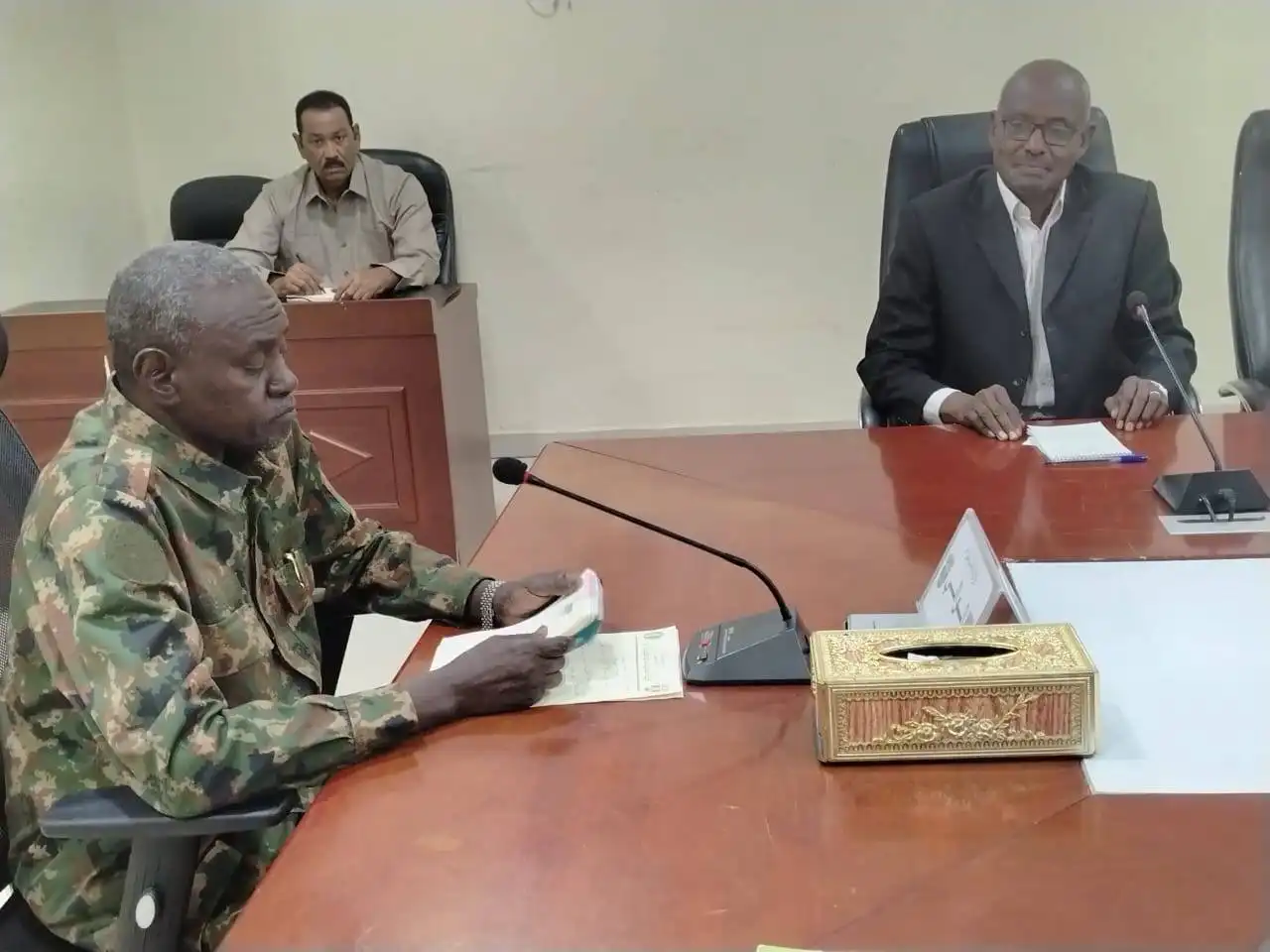 اجتماع حاسم برئاسة والي الخرطوم يضع حدًا لمرتبات المعلمين