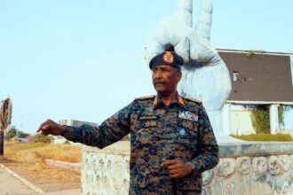 البرهان من ميدان الاعتصام يوجه رسالة للشعب ويعلن التزامه بالتحول الديمقراطي