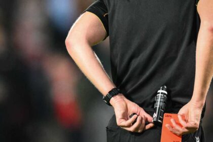 فرنسا.. حكم يشهر 24 بطاقة حمراء في مباراة واحدة فقط