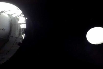 "أرتيميس 2" تنطلق حول القمر وتحطم الرقم القياسي