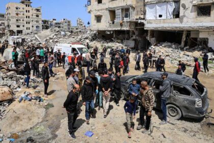 قتلى بهجمات إسرائيلية على غزة والصحة العالمية تعلق الإجلاءات
