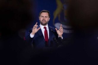 أكسيوس: نائب ترامب يجري محادثات لوقف الحرب مقابل فتح هرمز