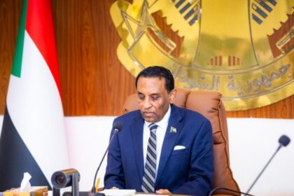 صحفي يعلن تلقيه تهديدًا من مكتب رئيس الوزراء كامل إدريس