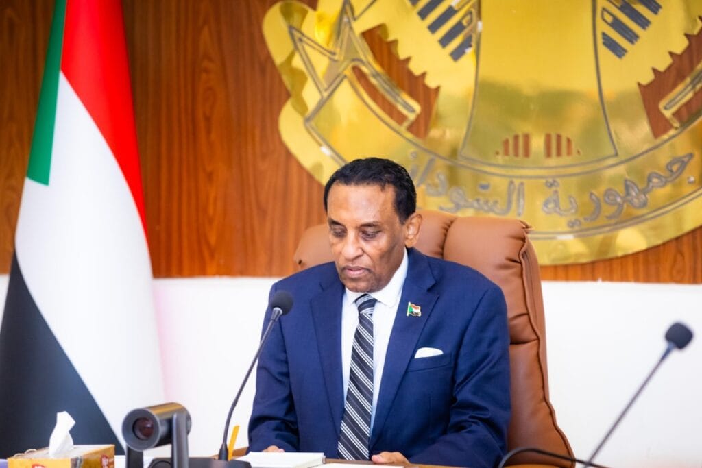 صحفي يعلن تلقيه تهديدًا من مكتب رئيس الوزراء كامل إدريس