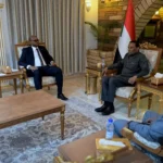 رئيس الوزراء يصدر قرارات بصرف حافز وراتب شهر للمعلمين وزيادة الراتب