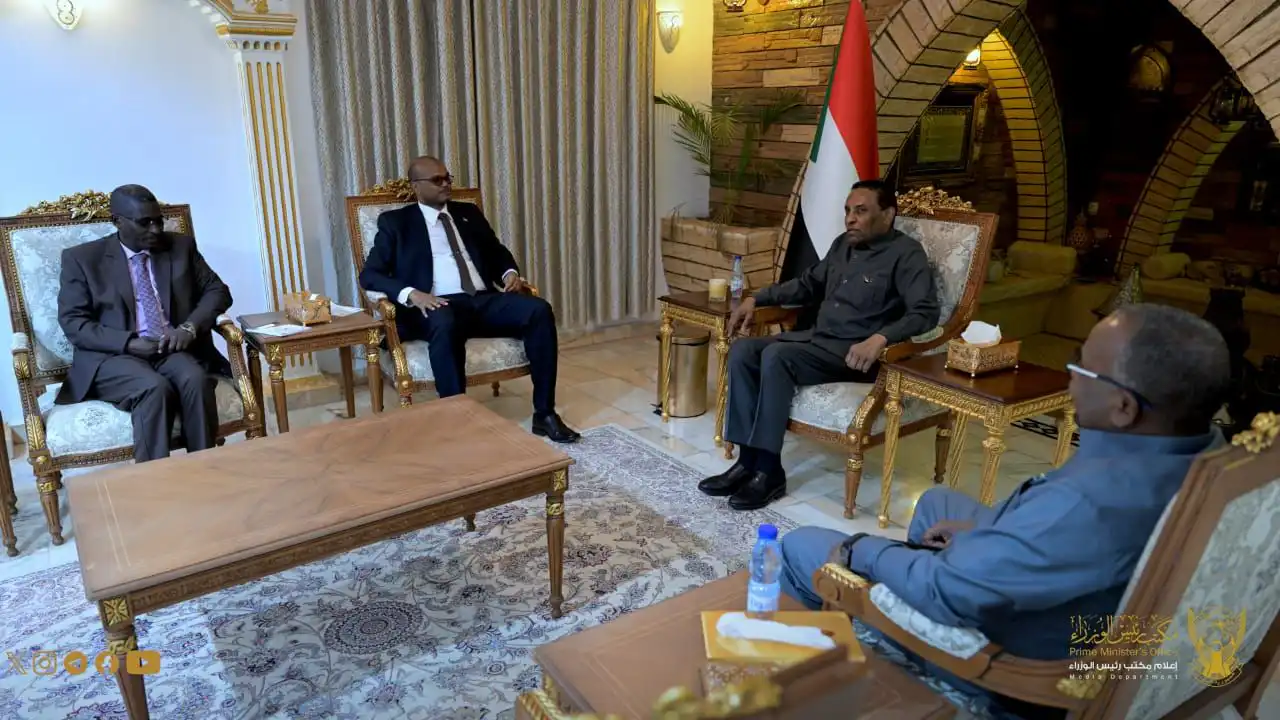 رئيس الوزراء يصدر قرارات بصرف حافز وراتب شهر للمعلمين وزيادة الراتب