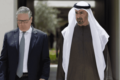 محمد بن زايد وستارمر يبحثان تطورات المنطقة وتداعياتها