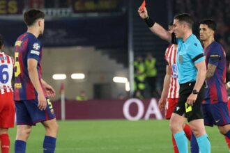 بعد ليلة القرارات الغريبة.. إيقاف حكم لقاء برشلونة وأتلتيكو