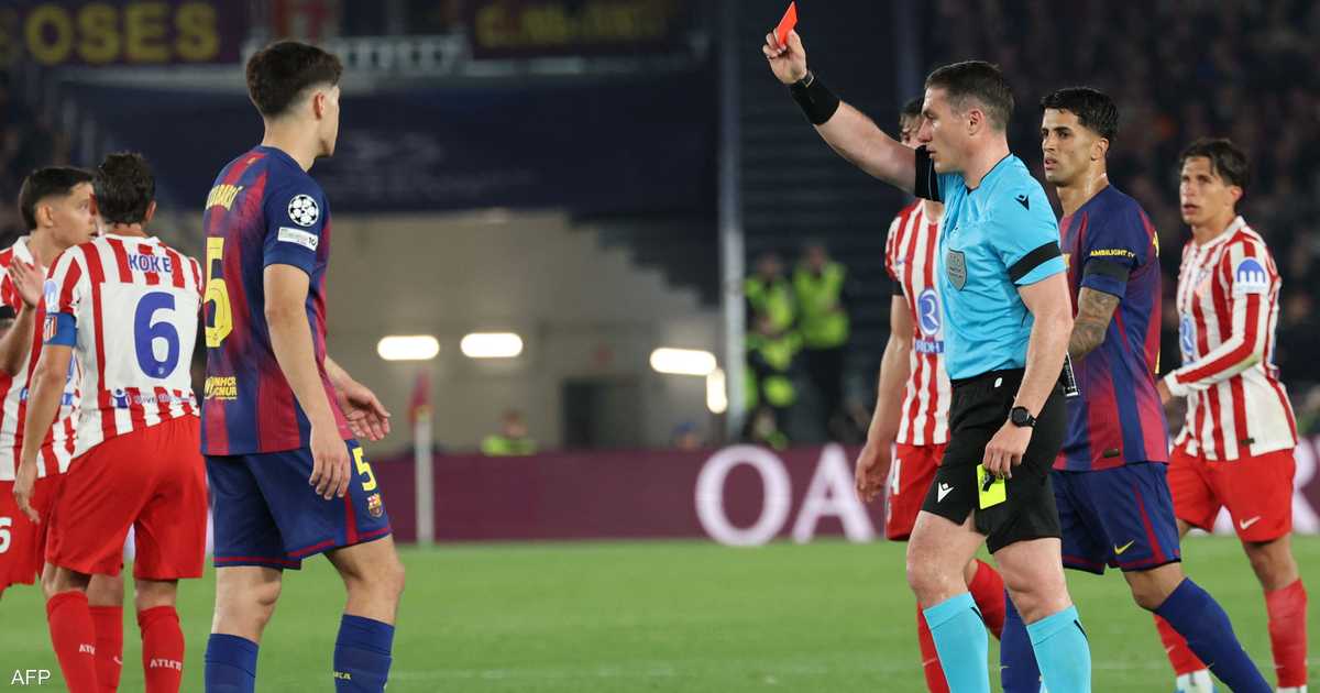 بعد ليلة القرارات الغريبة.. إيقاف حكم لقاء برشلونة وأتلتيكو