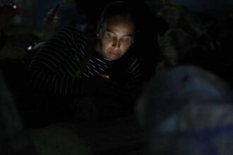 خبراء يكشفون لماذا تنام النساء أكثر من الرجال